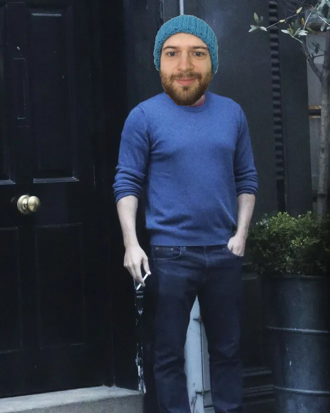 Fotomontaż: Ben Affleck z moją twarzą, stojący oparty o drzwi i palący papierosa.